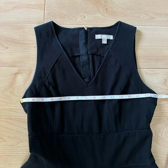 🌻 2/$10 Banana Republic black v neck sleeveless dress size 8 gold back zipper - Picture 6 of 10